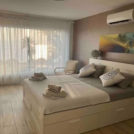 Lueks, Size Oezel Deniz Ve Havuz * Çeşme